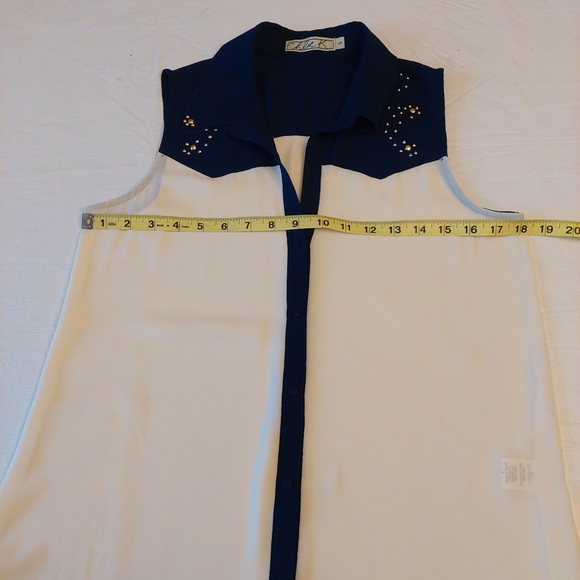 Chloe K Cream Navy Studded Sleeveless Sheer Moto Top Button Up Blouse Size Small - Picture 12 of 12